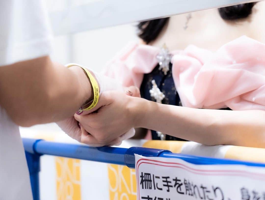 須田亜香里さんのインスタグラム写真 - (須田亜香里Instagram)「2022/11/13 最後のSKE48としての活動は握手会でした💐  アイドルでいれば皆と繋がれる理想の自分になれる気がして好きだった。 でもそうじゃないよって。 心で通じ合って私の生きる希望でいてくれた一人一人をずっと大切にしたいです。 素敵なお花も名古屋からありがとうね。  「大切な人の手を握りたい」 これが今までもこれからも私のモチベーション。 やっぱり言葉以上に想いが伝わる握手会が大好き。 13年間幸せなアイドル人生をありがとうございました❤️  アイドル須田亜香里「完」！  ですが、まだ載せきれてない写真とかありすぎるからまた載せるかもですがお付き合いください☺️」11月14日 19時18分 - akarisuda