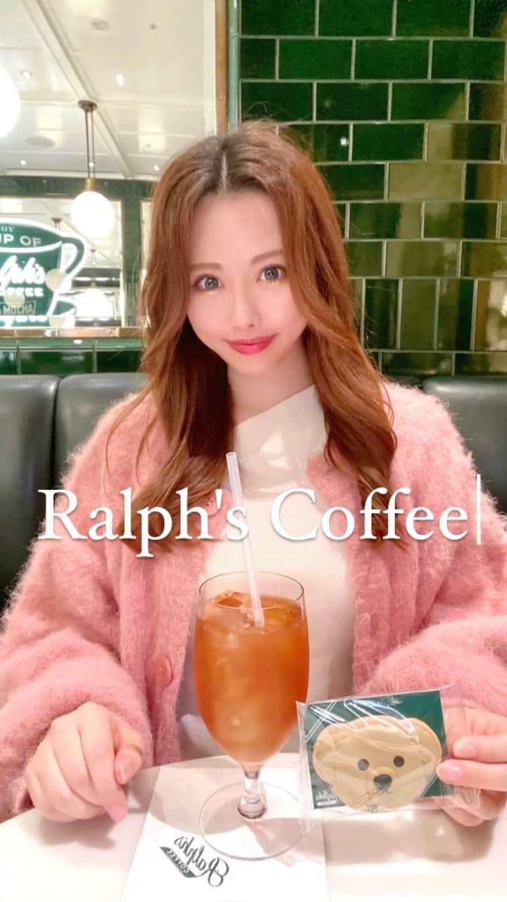 のインスタグラム：「Ralph's Coffee 表参道☕️ ディズニーみたいなアメリカンな雰囲気が可愛すぎて、ずっとここに居たかった♡ クリスマス仕様なのも凄い可愛いかった🎄  店員さんもツンツンしていなくて、スマートで親切✨ とっても癒された☕️  フードもドリンクもサイズが大きいので、映えるラテやケーキは頼めませんでした😢 映え写真撮りたい方はお腹空かせて行くのがおすすめです🍰  #ralphscoffee #ラルフズコーヒー表参道 #ラルフカフェ #表参道カフェ #クリスマス」