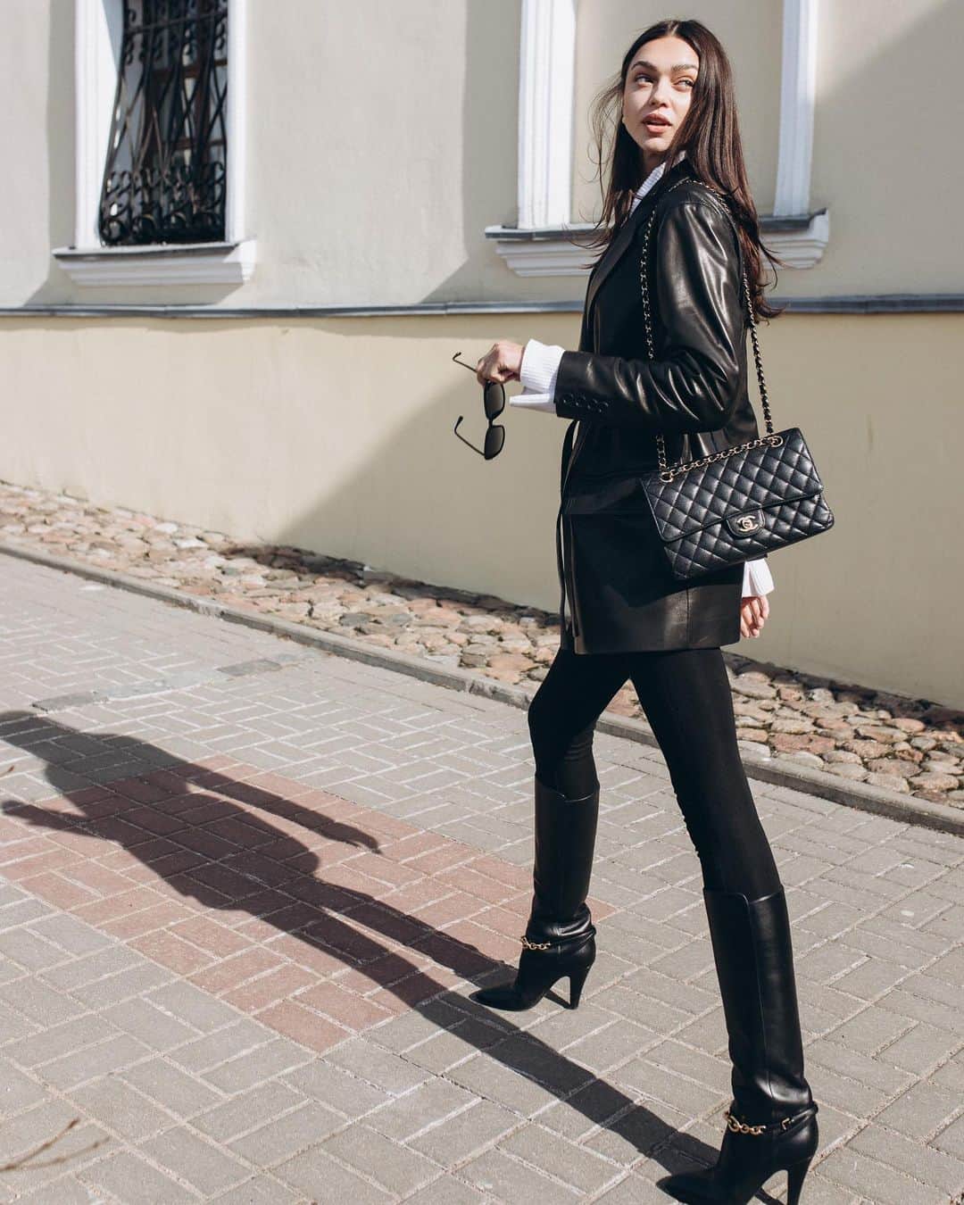 Zhenya Katavaのインスタグラム：「Chic black 🖤 fav color.  А какой ваш любимый цвет?」
