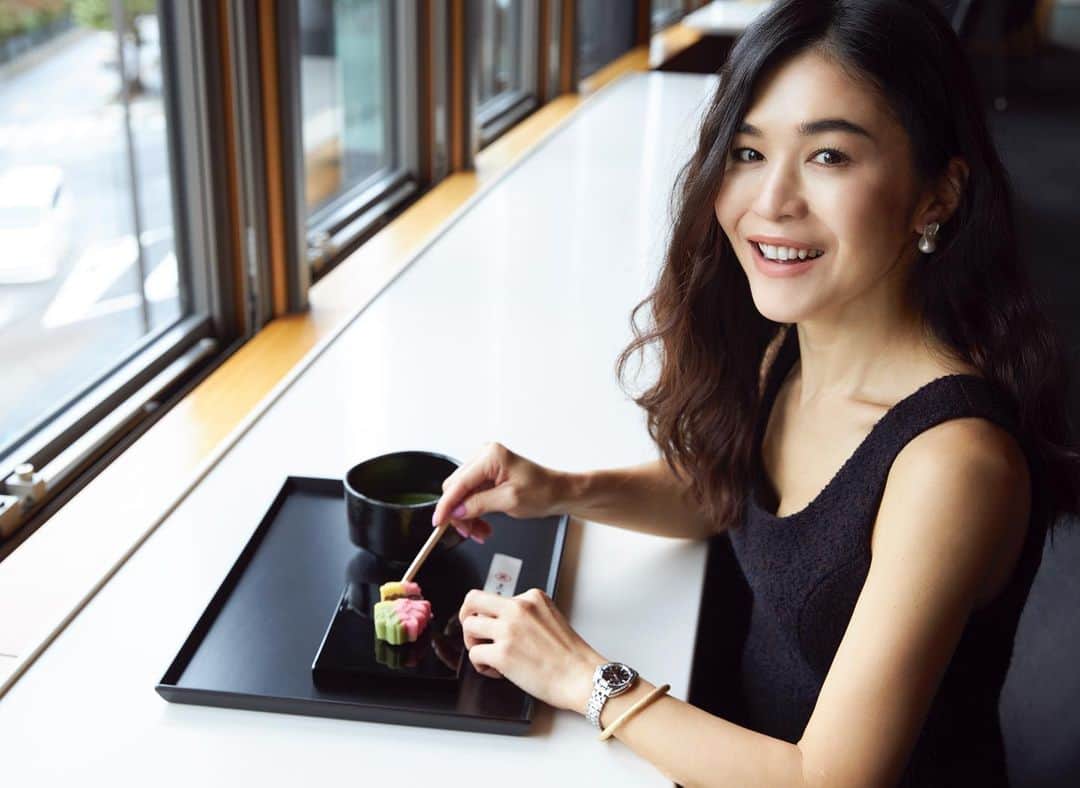 のインスタグラム：「@grandseikojapan ➕ @toraya.wagashi   #クラフトマンシップとは？と聞かれ#真っ先に浮かんだのは心から愛する和菓子の名店"とらや"でした#目の前で繰り広げられた安心の手仕事♡  素敵にしているって、肩がこる時ももちろんあります でも自分を素敵にしてあげるって気分と背筋がぴん！って反応する、そして何より選ぶ目が育つと思う  選ぶ目は身につけるものだけじゃなくて、 自分を取り巻くすべての物や事に"選ぶ"は毎日ついてくるから  何かを 流れるように適当に選ぶ瞬間も、丁寧にえらぶ時も、大切にしたい時間だと思いました✨  プロフィールのURLからご覧いただけたらうれしいです🫶🏻」