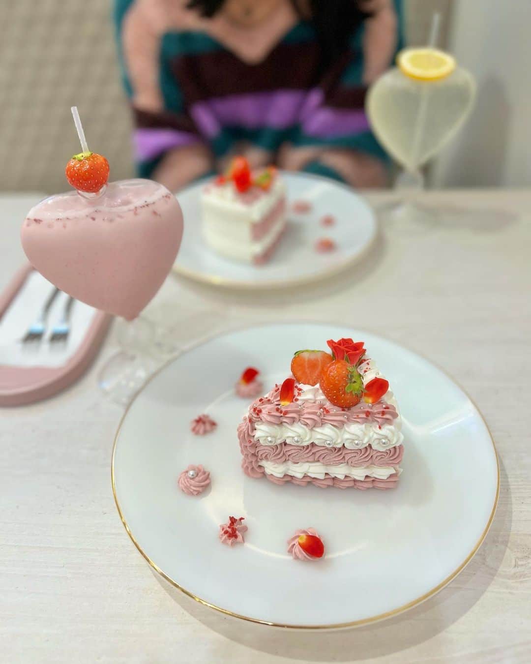 沢井里奈さんのインスタグラム写真 - (沢井里奈Instagram)「⠀ ⠀ ハルちゃんと💚✨ @sweets_gallery_amanda さんへ🎂💐 ⠀ 今日からスタートの ｢君だけのショートケーキ｣🍰🫧 　 ピンク×いちごできゅんとする可愛さ🍓🌸 とっても美味しかったです、、🥹💕💕 　 ハルちゃんと久しぶりに会えて嬉しかた🌟 お誕生日プレゼントまでありがとう😭✨ ⠀ ⠀ #スイーツギャラリーアマンダ」11月14日 19時27分 - sawairina