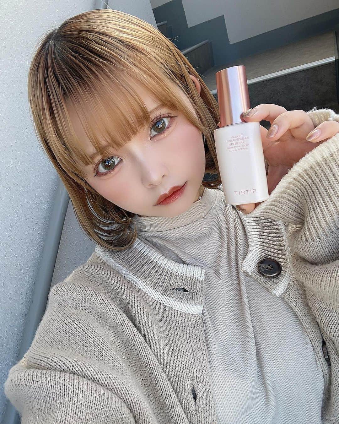 のインスタグラム：「いつもTIRTIRのクッションファンデ使ってるんだけど TIRTIRから新しく出た化粧下地つかってみたらめちゃくちゃ伸びがいいしトーンアップ◎ ファンデと合わせて使ったら普段よりも仕上がりも持ちもよかった、、🐱🔥  @tirtir_jp_official   馴染みよくてSPF30あるのもうれしい🐱❕❕❕  #TIRTIR #ティルティル#マスクフィット#化粧下地#マスクフィットシリーズ#マスクフィット」