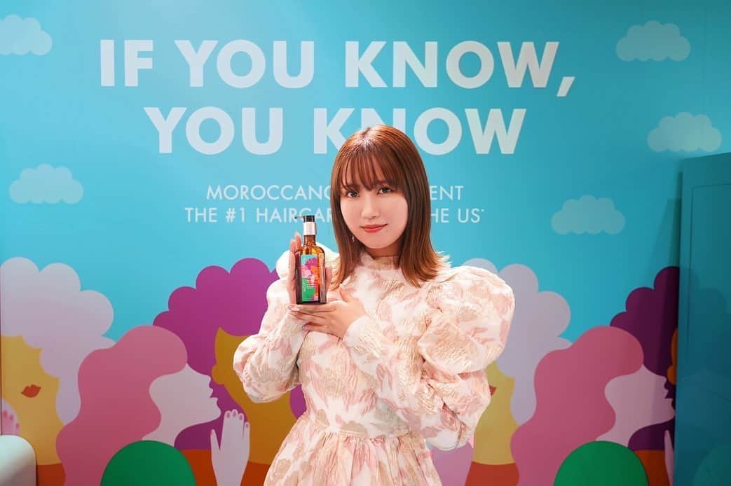 加藤玲奈のインスタグラム：「私も愛用しているモロッカンオイルのポップアップストアのトークショーにゲスト出演させていただきました☺️  イベントでは、ヘアスタイリストさんからモロッカンオイルを使ったスタイリングをしてもらいました😊モロッカンオイルを使うと毎回髪のツヤも出てびっくりするの✨  ブースではサンプルがもらえたり、モロッカンオイルトリートメントが全米No.1ヘアケアオイルになったことを記念した増量サイズの限定デザインボトルも販売してました✨可愛すぎるのでぜひ見てほしい🥹  原宿駅前の@cosme TOKYO2階で、明日15日までやってるから是非いってみてください☺️💙  ⁠ #モロッカンオイル #IYKYK #あの子に伝えたい」