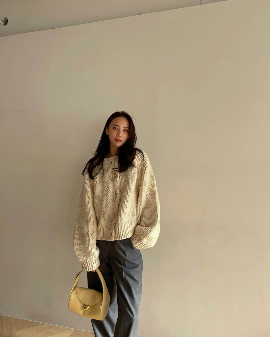 中島ケイカさんのインスタグラム写真 - (中島ケイカInstagram)「今日の服🤍  お仕事終わりに撮ってもらった✨  knit_ @searoomlynn_official  pants_ @ambientofficial コラボ shoes_ @gucci  bag_ @cafune.official   インナーにコラボの黒のボートネックロンT着てた🌱 万能Tだからこれからの時期ほぼ毎日仕込んでると思う😂 素材がいいからニット脱いでも平気🫰🏽  とりあえずー！て時に必ず履いてる美脚パンツ♡ これは我ながら本当に作ってよかった🥹  #outfit #ootd #fashion #coordinate #ambient #keicaxambient #searoomlynn #gucci #cafuné」11月14日 19時32分 - kathy_tan529