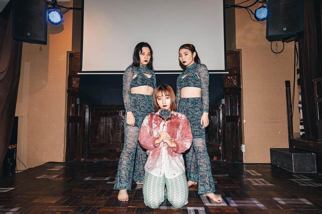 阿野春菜のインスタグラム：「@risao_stage2022  2022.11.13  「支配するモノ」  stylist 会場アナウンス どうだったかなあ🥹💗  とっても褒めてもらえてスタッフの私も嬉しい限りです🌟  来てくれた人ありがとう☺️ 久しぶりの方々に会えて本当嬉しかったです💗元気沢山もらえたよ✌︎✌︎  何からやったらいいのかわかんなくなってワタワタして急に笑っちゃったり、一生懸命協力してやった去年の空間がとても恋しくなったよ✌︎あおいちゃん！ @s25_25s   そして私の大好きなカメラマンさんにも撮影していただきました🌟  みんなこの写真目に焼き付けてね😘  @icingcolor20  本当に綺麗な写真を撮ってくれる素敵なカメラマンさんです！  関係者の皆様至らない点ばかりだったとは思いますが、本当に本当にありがとうございました🙇🏻‍♀️」