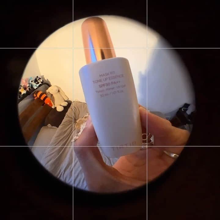 なつかのインスタグラム：「🧴  @tirtir_jp_official さんの "マスクフィットトーンアップエッセンス"  さらっとした感触で快適🧸  今日はこれにパウダーだけです。 程よいつるぅっと感を残したまま、 しっかりUVもカバー。  そばかす生かしたい日はこれだね⋆ ★  #TIRTIR #ティルティル#マスクフィット#化粧下地」