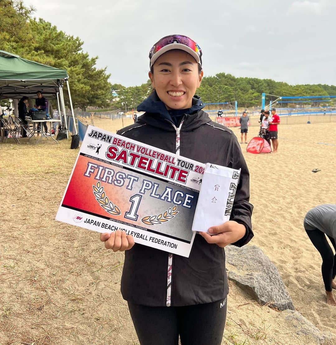 鈴木千代のインスタグラム：「第3戦から参戦した JBVサテライト大会🌊  ・碧南大会 🥇 ・岐阜大会 🥇 ・横浜大会 🥇  毎度ギリギリの戦いでしたが 良い結果で終われて嬉しい☺️  そして、会社の人たちが 応援きてくれて ビーチバレーにハマってくれて 尚嬉しい！！！  が、パフォーマンスは 日に日に爆下がりなので 試合の動画確認をしたくない笑  まだまだポイント足らずなので 今週はゆかこさんとまた修行(練習)したいと思います🫡  #ジャニーズファンの団扇は本物」