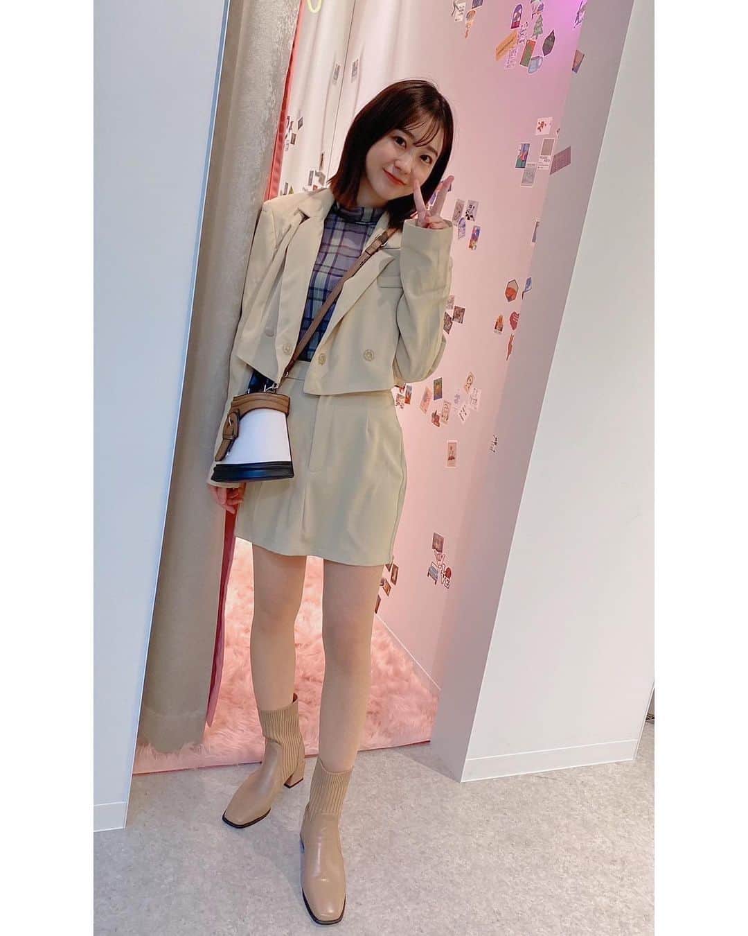 のインスタグラム：「サンジャポでSHEINを取材してきました👗 いろんなテイストのお洋服を着られて、オシャレ意欲が刺激されました〜🧚‍♀️  そして、あまりの安さ&かわいさに同世代のスタッフさんとはしゃいでしまいました😳 (めちゃくちゃオフモードで話していたのが使われていましたね😂すみません笑)  普段はファッションに無頓着なタイプなんですが、こんなスタイルもありなのかも…？と新しい発見でした💡  #ベレー帽 も #ミニ丈 も #新鮮でした  #shein #sheinコーデ #sheincode #サンジャポ #わかばマーク」