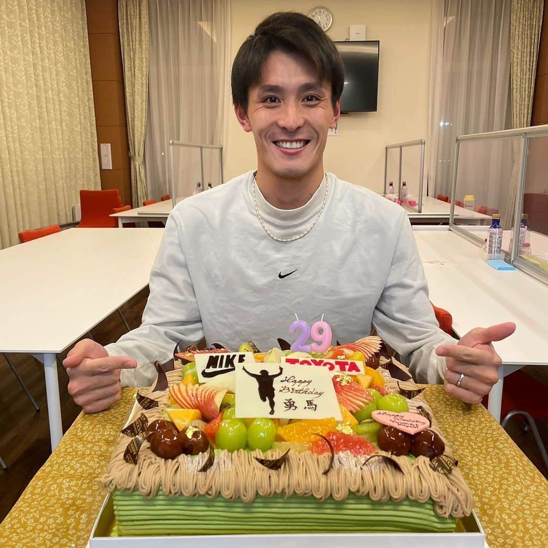 服部勇馬のインスタグラム：「. チームメイトに誕生日を祝ってもらいました!!  29歳の初日は、中部実業団駅伝を走ったメンバー走りに刺激を受けてやる気に満ちておりました。  20代ラストイヤー、心身共に充実した日々を過ごして締めくくりたいと思います!!  #誕生日 #ケーキ #アソシア豊橋  #中部実業団駅伝 #応援 #ありがとうございました」