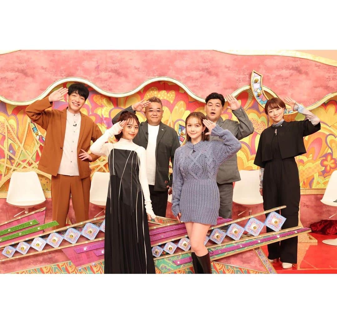 近藤千尋のインスタグラム：「こんばんは🌇  週はじめ、みなさん疲れてないかなー🙋🏻‍♀️ 私はもう疲れてるよーう🙋🏻‍♀️笑❤️  とりあえず寝かし付けて そのまま動けないから インスタ更新してるよーう🙋🏻‍♀️笑 出演告知でございます😘  フジテレビ 11月18日(金) 21:00～📺 ウワサのお客さまオンエアです💁‍♀️🤍  いつもお世話になりまくっている 先生方と、村重ちゃんと💓💓 ハロウィン時期だったから スタッフさん手作りの折り紙に ほっこりさせていただきました❣️🥰  #近藤千尋衣装 #ウワサのお客さま  tops @ihnn_official one-piece @murralofficial pierce @__vebet__ shoes @louboutinworld」