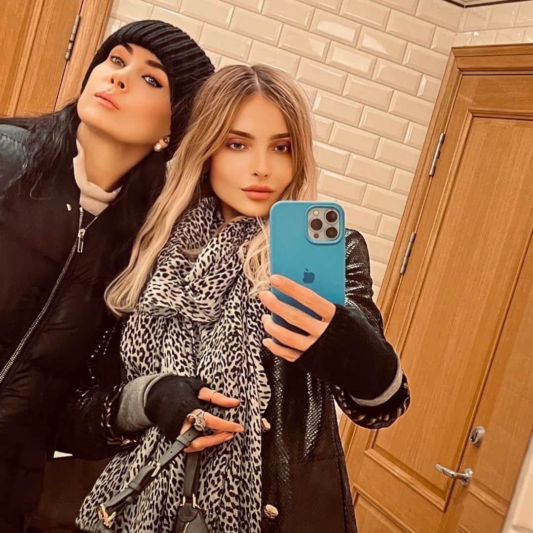 スネジャナ・オノプカのインスタグラム：「It was the best weekend for so many months!!! Mom I love u 🫶🫶🫶to the moon and back!!! You’re the most important person in my life! Scroll through the carousel and you will understand how much fun we have together 💕💕💕💕」
