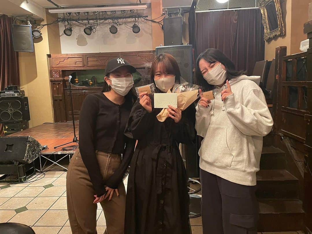 阿野春菜のインスタグラム：「こんなに可愛いくて素敵な優しさに溢れてる2人と出会えて私は幸せ者です😌💗  これから2人とも イベントとかステージあったら声かけてね誘ってね🥹🥹 2人のダンス大好き！  お花とお手紙本当にありがとう。 一生大切にします  お疲れ様🌟」
