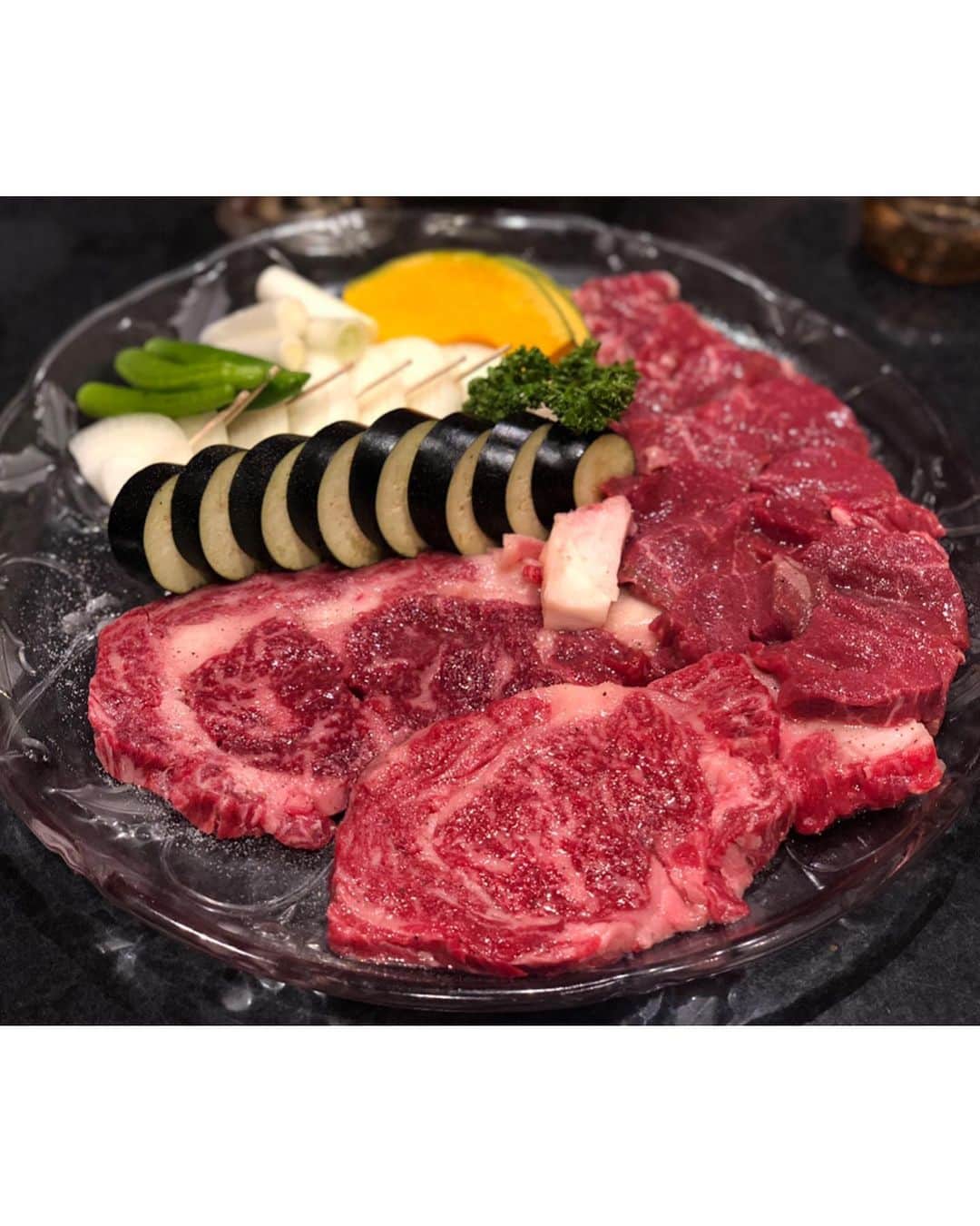 舟橋菜々のインスタグラム：「何年ぶりかに行けた、なかむら屋😭🐂❣️ ここは本当に美味しいお肉を物凄く良心的な値段で食べられるお店で、小さい頃から家族でよく通っていました🤤💡  姉が東京から戻ってきたので久しぶりに行きましたが、安定の美味しさで、瑠花もモリモリ食べてました🙏🏻 またスグにでも食べに行きたいなぁ〜…🤤🥴 #dinner#steak#beaf#nakamuraya#yummy#happy#smile#love#なかむら屋#春日井#ステーキ#お肉#夜ご飯#子供#育児#子育て」