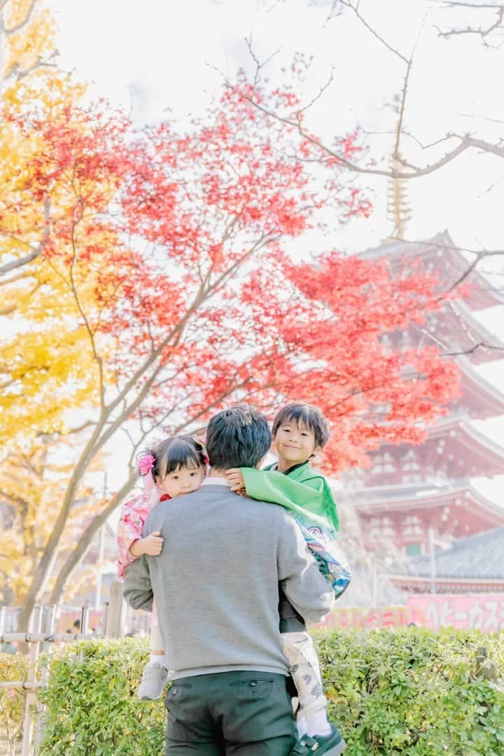 Photream-こどもと家族の成長写真-のインスタグラム：「【どこで撮ろうかな？おすすめの神社七五三特集】  最後に写真を撮ったカメラマンの紹介 をしているよ！ 是非見てね🙈✨👀    #3歳七五三  #3歳着物  #お宮参り撮影  #七五三  #七五三3歳  #七五三3歳女の子  #七五三ママ  #着物  #着物レンタル  #七五三前撮り  #七五三撮影  #七五三着物  #七五三着物レンタル  #七五三コーディネート  #お宮参りレンタル  #お宮参りコーデ  #お宮参りフォト  #こどものいる暮らし  #写真で明日をもっと楽しく  #大阪ママ  #関西ママ  #東京ママ  #愛知ママ  #関東ママ  #出張カメラマン  #フォトリ  #ロケーションフォト  #プレママ  #ままのて  #マタニティフォト」