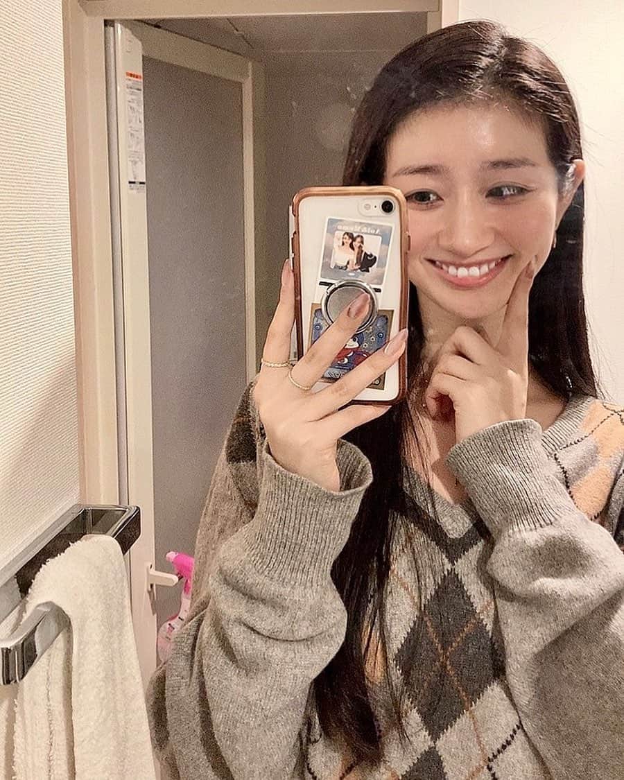水上桃華さんのインスタグラム写真 - (水上桃華Instagram)「コルギ後💆🏼‍♀️ 最近食べ過ぎて浮腫みまくってた顔がすっきり☺︎  実は9月から体調崩して入院したりですっごく痩せたんだけど、痩せたから食べまくってもいいかなって油断してたら光の速さで太りました🤣  徐々にリバウンドしないように運動と食事でまたがんばる🍚🏃‍♀️  元気になってから初の美容day♡  #コルギ #小顔矯正 #美容 #ダイエット #すっぴん #バスマジックリン #お気に入りのセーター」11月14日 21時34分 - carbsdaisuki_