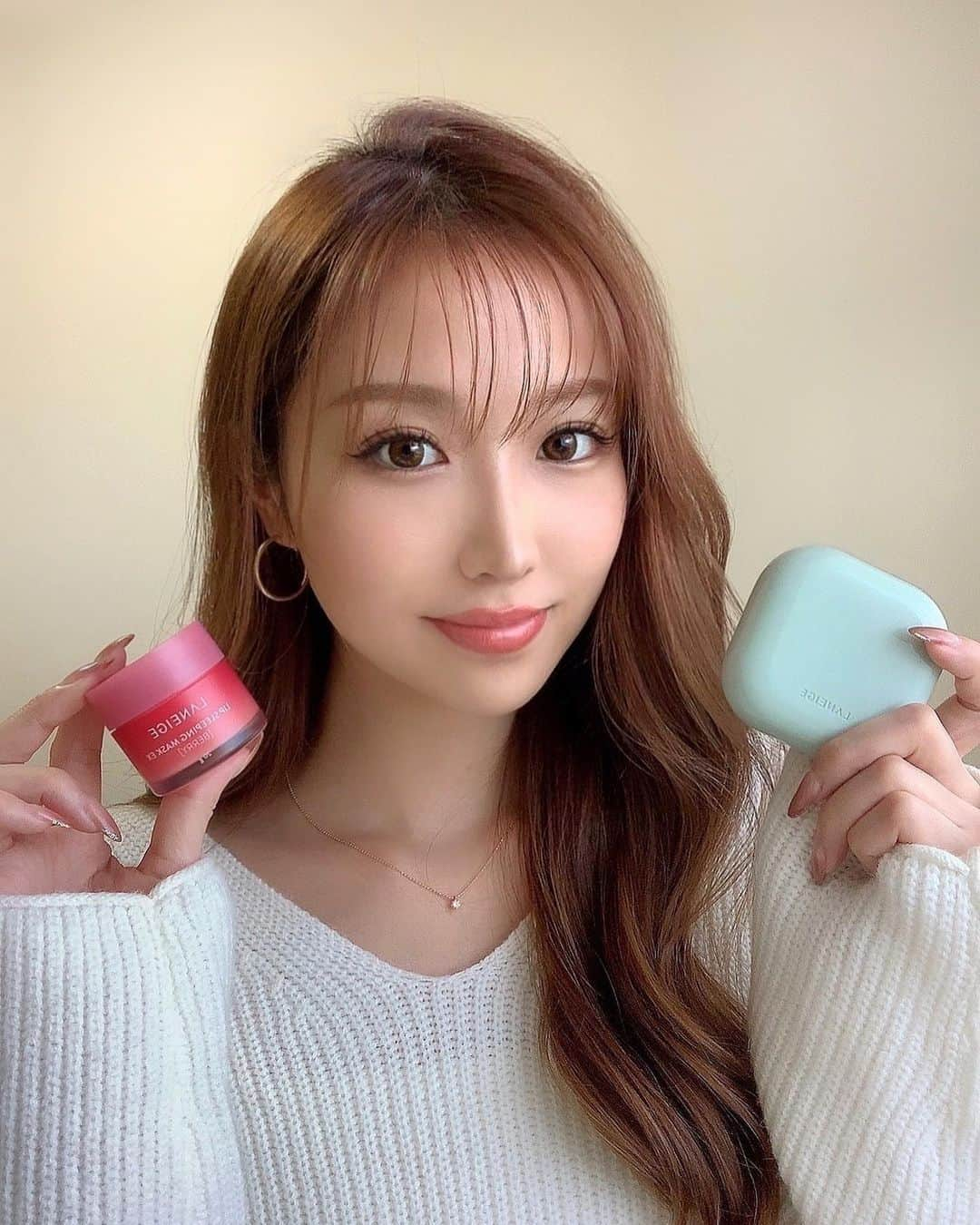 MISAKIのインスタグラム：「★  最近のお気に入りコスメ紹介💗  @amorepacific_beauty_jp   LANEIGEの  【ネオクッション15g】 少量でもカバー力、密着力が凄くて マスクしててもヨレないし 乾燥も全然気にならない✨ 大好きなクッションファンデ☺️  【リップスリーピングマスク】 最近のリップケアはこれ一択 寝る前にたっぷりめに塗ると 朝起きた時の潤いがハンパないの😳 ベリーの香りがお気に入り🍓  どっちのアイテムも Qoo10の AMOREPACIFICオフィシャルストア @amorepacific_beauty_jp  から購入できるからチェックしてみてね🛍  #LANEIGE #ネオクッション #ラネージュ #メガ割 #qoo10メガ割 #韓国コスメ #今日のコーデ #今日のメイク  #ファッション #カジュアルコーデ #大人カジュアル #大人かわいい #ロングヘア」