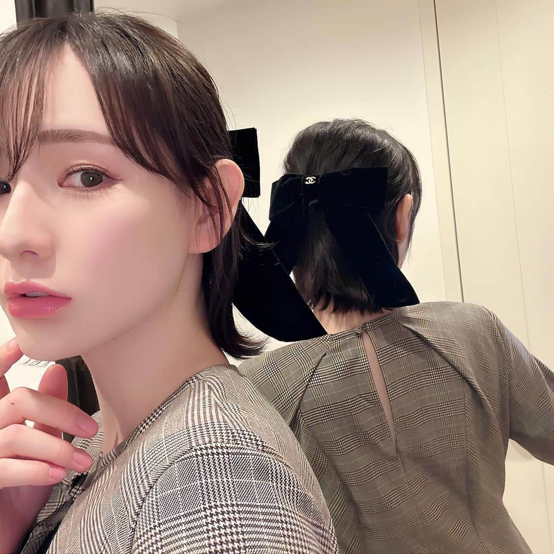 永棟安美のインスタグラム：「大きめリボンかわいい🥹🎀💕 #シャネルリボンバレッタ #chanel」