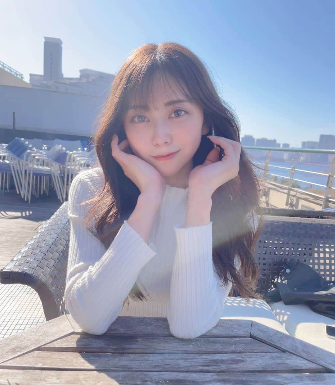 星川凛々花 （仁美まどか）のインスタグラム：「袖短くね？  テラス大好き😘夢はわんちゃんとテラスランチすること😘  #引退してるけど」