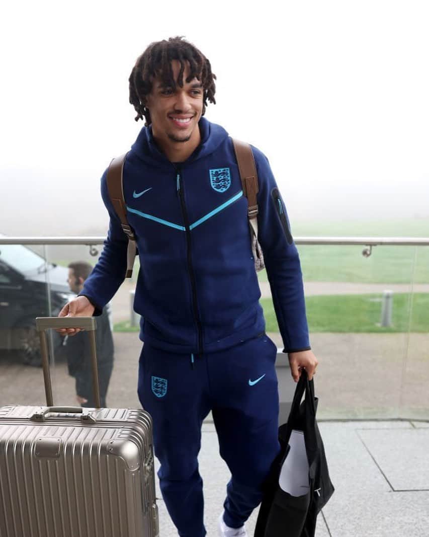 トレント・アレクサンダー＝アーノルドのインスタグラム：「Trent arriving at St George’s park to prepare for the World Cup. (14-11-2022) 🔴📷: @eddiekeoghphotos 🔴 @trentarnold66 🔴   Tags ignore: #trentarnold #TAA66 #team66 #trentalexanderarnold #team66 #trentalexander  #milner #hendo #gerrard #diogojota #liverpool #lfc #salah #mane #firmino #robertson #vandijk #keita  #chamberlain #aoc #thiago #matip #gomez  #tsimikas #football  #l4l #f4f #lfl #like4likes」