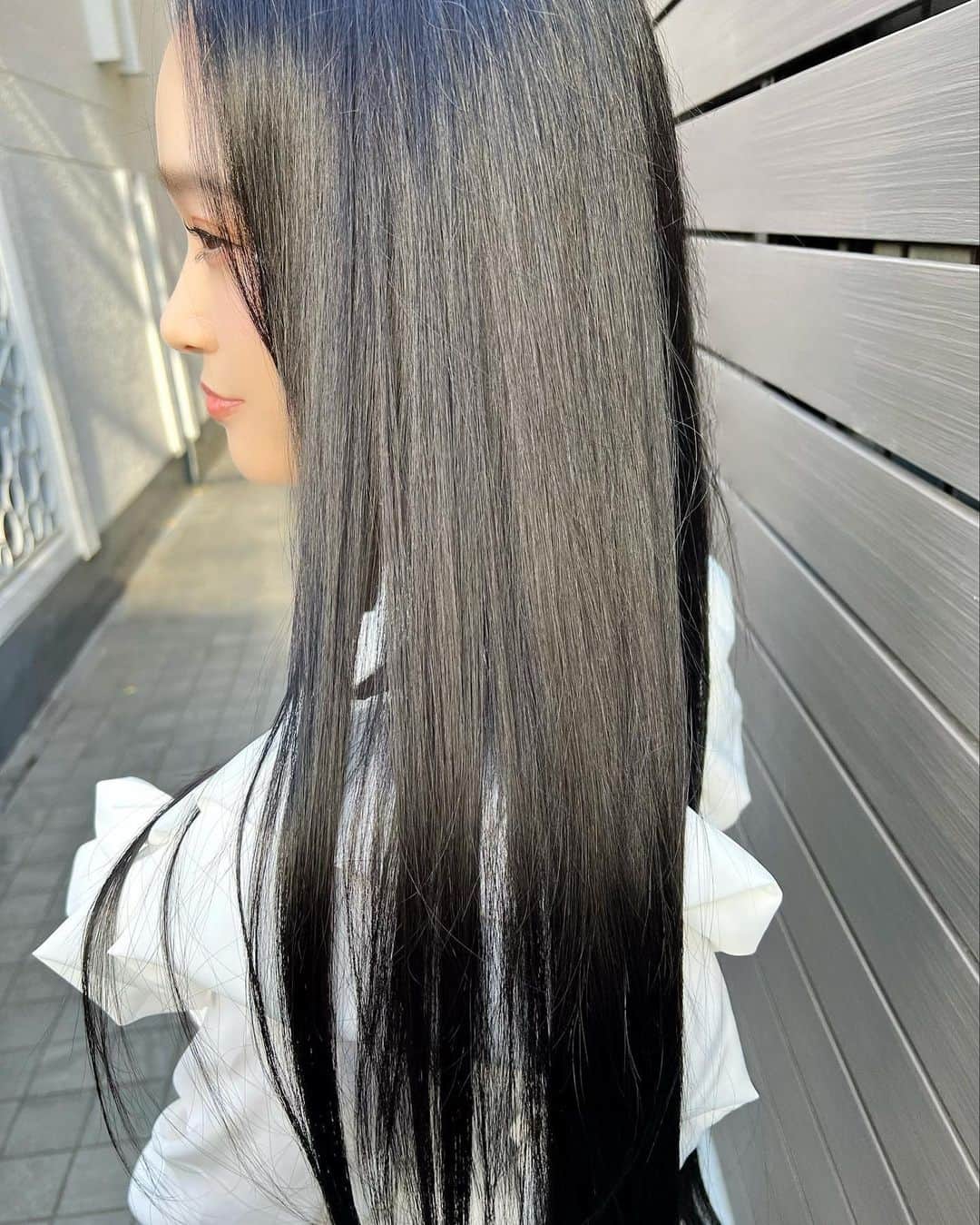 太田麻美さんのインスタグラム写真 - (太田麻美Instagram)「Cupola @cupola_omotesando さんでカラーとトリートメントしてきました✨ カラーはいつもオーダーしている暗髪で、トリートメントをして今回もサラサラ艶々な仕上がりにしていただきました✨  そして、細毛で絡まりやすい髪質にオススメのCOREMEのシャンプーとトリートメントを使ってみたのですが、根元をふんわりさせながらサラッと絡まない仕上がりで香りもとても良かったです🥰  #cupola #cupolaomotesando #hair #haircut #haircolor #longhair #ヘアメンテナンス #美容室 #クーポラ #クーポラ表参道 #暗髪 #ロングヘア #艶髪」11月14日 22時50分 - asami0523