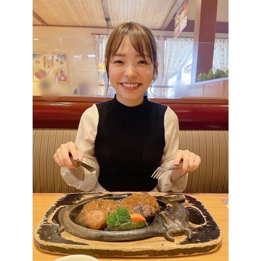 濱村春香のインスタグラム：「. 初さわやかのハンバーグ🍽 SNSではこれでもかというほど見かけてたから やっと食べられて満足 美味しかった〜！ ⁡ このあと心置きなく親知らず抜歯できたので 今は食事やら痛みやらいろいろ我慢中です🥲 ⁡ #さわやか #さわやかハンバーグ」