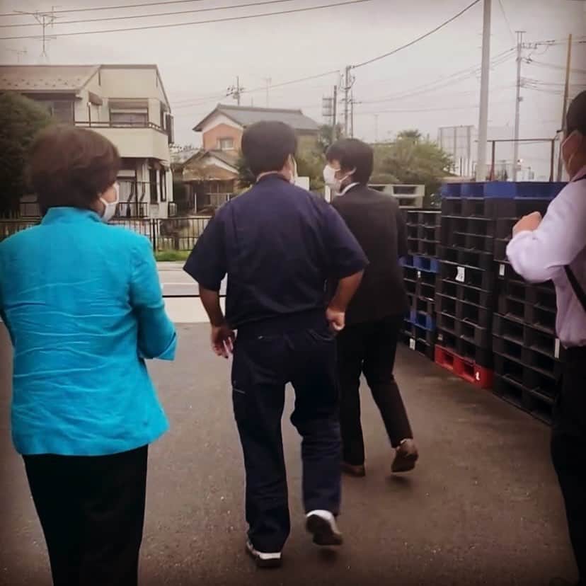 宇佐美佑果のインスタグラム：「皆さんの背中が、たまらなく愛おしい💓  1年ちょっと前は赤の他人だった人たちが、 ましてや元々は違う会社・工場で働いている方たちが、 今では一緒になって家族のようにああでもない、 こうでもないと言いながら処方を一から開発している。  値段も質も環境負荷も全部ベストなものを 追求するのはなかなか難しいけれど、 せっかくやるなら可能なところまで こだわっていいものを作らなければ。  その分時間はかかるけど、 愛情もたっぷり☺️💕  Slowly but gradually. 新商品開発はそんなに甘くないことを 思い知った一年です。  あぁ、早く形になって、 この方達にも沢山恩返しができる日が くるといいなぁ🤍  #商品開発 #夢 #あと少し #家族 #脱プラ #起業家 #sustainableliving」
