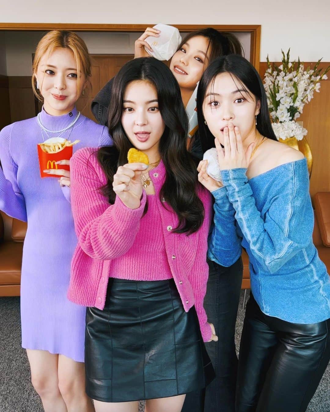 ITZYさんのインスタグラム写真 - (ITZYInstagram)「ITZY <3’S MCD’S  REMARK : Chaeryeong was unable to participate the filming due to COVID-19 on shooting date.」11月14日 23時01分 - itzy.all.in.us