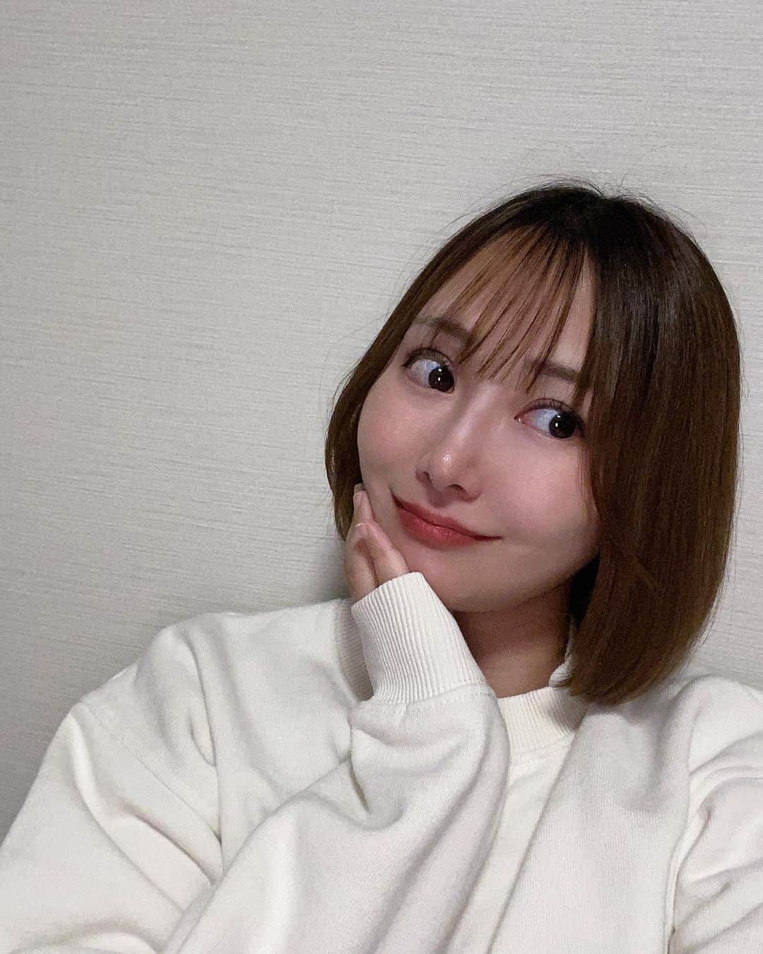 YU-RIのインスタグラム：「#前髪カット #まえがみぱっつん   #なんの余白」