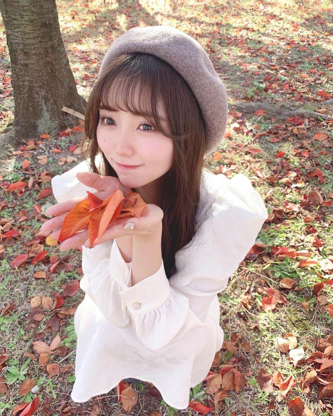 小熊倫実さんのインスタグラム写真 - (小熊倫実Instagram)「🍂🍂🍂 ⁡ ⁡ 壁紙やアイコンなどに いかが〜な写真たち👩🏻‍🎨🍂 ⁡ 今年も早いことに あっという間に11月ですね☺️💡 ⁡ のこり2ヶ月、今まで以上にさらに あっという間に感じるんだろうなあと 今から毎日そわそわとしています､､！ きっと忘れられない秋冬になりそうだ⛄️🧶 ⁡ いっっぱい素敵な思い出つくれますように💐 ⁡ ( 卒業のことまた改めてお知らせと一緒に近々投稿しますね💌 ) ⁡ photo by 🐥🫶🏻🤍 ⁡ #紅葉狩り #新潟白山神社 #🍂 #👩🏻‍🎨」11月14日 23時17分 - tsugumi_oguma2929