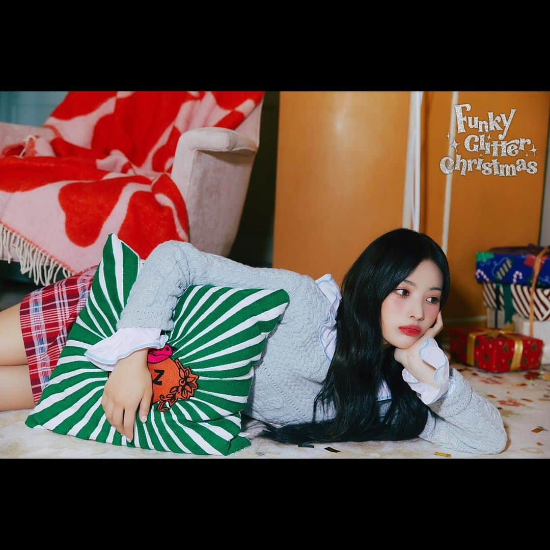 NMIXXさんのインスタグラム写真 - (NMIXXInstagram)「NMIXX 1st INTERMIXXION SINGLE <Funky Glitter Christmas>  Concept Photo 1 #지니 #JINNI  2022.11.23 6:00PM (KST) 2022.11.23 4:00AM (EST)  #NMIXX #엔믹스 #Funky_Glitter_Christmas」11月15日 0時07分 - nmixx_official