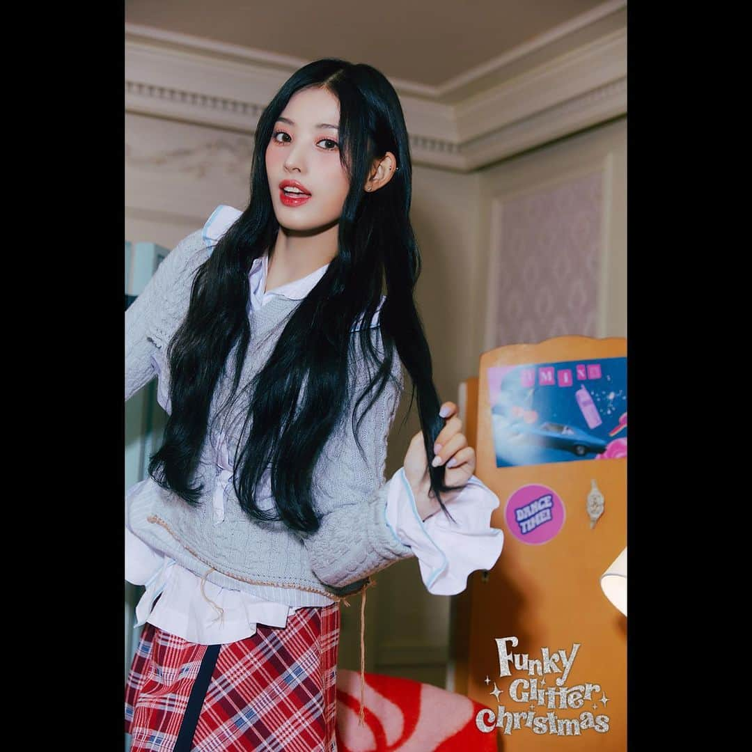 NMIXXさんのインスタグラム写真 - (NMIXXInstagram)「NMIXX 1st INTERMIXXION SINGLE <Funky Glitter Christmas>  Concept Photo 1 #지니 #JINNI  2022.11.23 6:00PM (KST) 2022.11.23 4:00AM (EST)  #NMIXX #엔믹스 #Funky_Glitter_Christmas」11月15日 0時07分 - nmixx_official