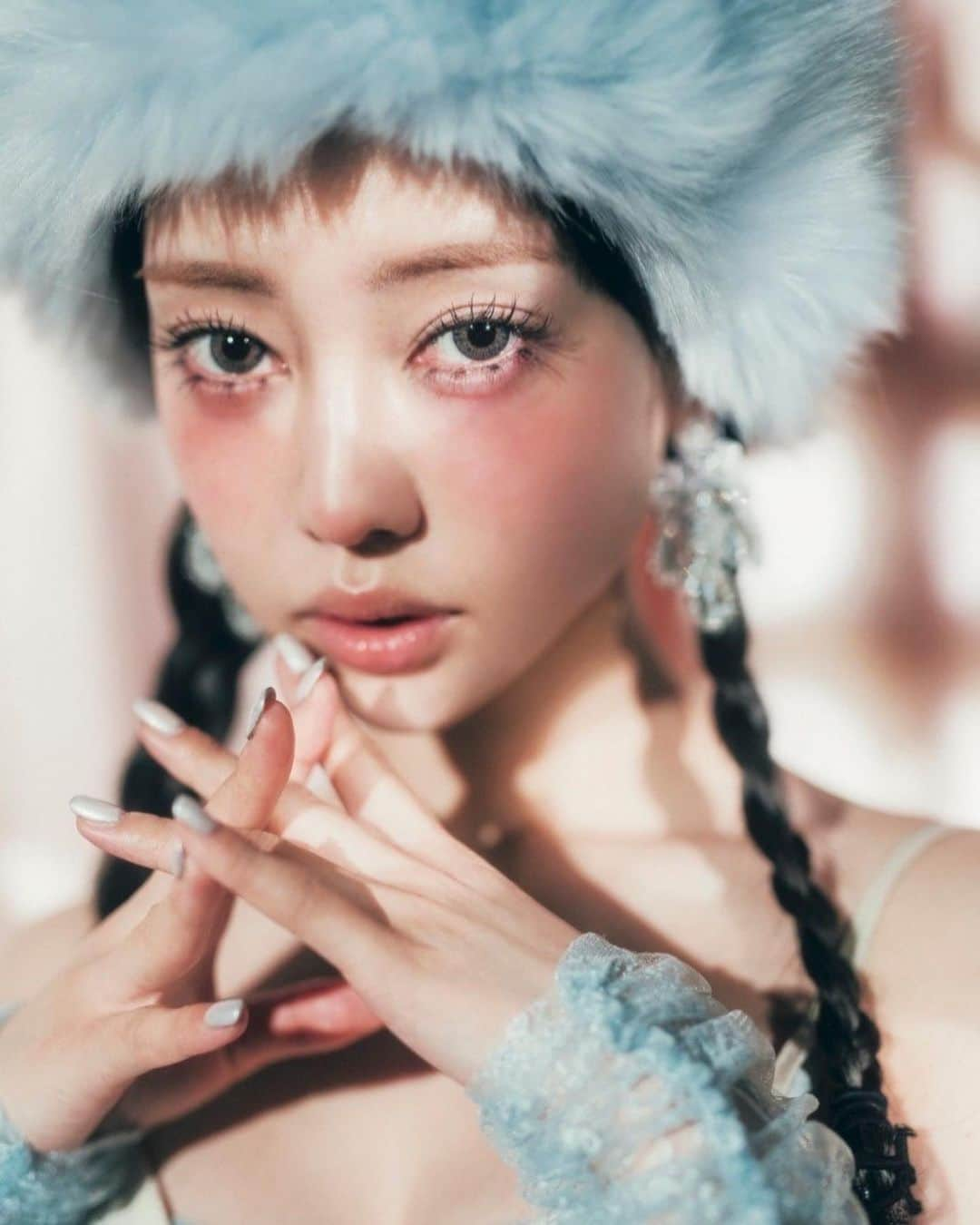 AYA YAGISHITAのインスタグラム：「@peche_magazine❄️ "ファッションの類型学" . . . とても素敵な誌面になってるので、是非チェックしてください🫧 . . 👸🏼@risa_doll_  📷@c_tagata  💄@rei_fukuoka」