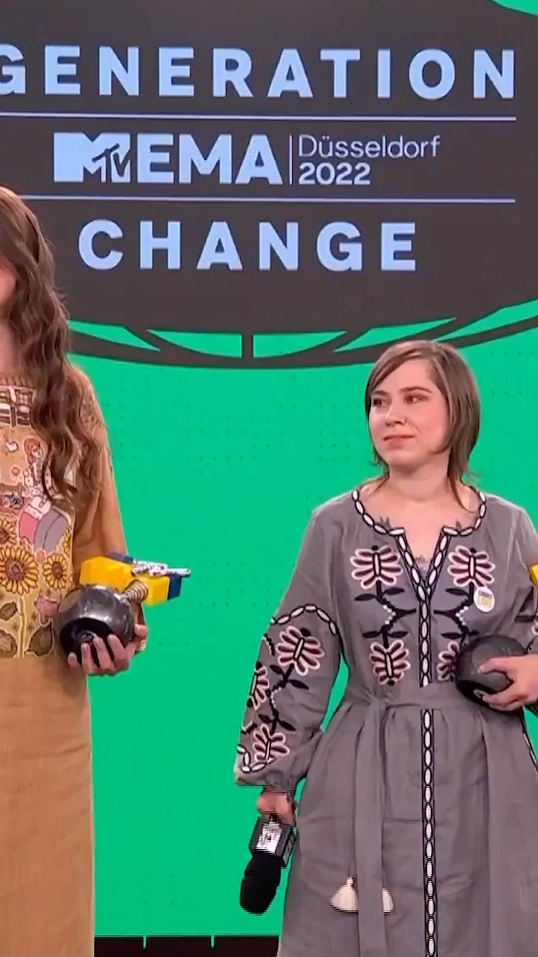 MTV EMAのインスタグラム：「We were so proud to honour three Ukranian changemakers with our Generation Change award at this year's #MTVEMA, Lina Deshvar, Anna Kutova, and Anfisa Yakovina who are working tirelessly to provide safety for refugees; evacuate and care for families raising children, adolescents and young people with disabilities; provide art and group therapy for women and families who have been separated from their loved ones; and more.」