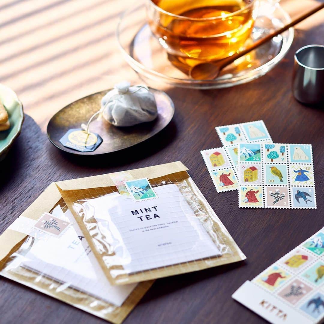KEINA HIGASHIDEさんのインスタグラム写真 - (KEINA HIGASHIDEInstagram)「【WORKS】 “日々を楽しむ”をテーマとした文房具ブランド『HITOTOKI』 （ @hitotoki_official ） から発売する、ちいさく持てるマスキングテープ『KITTA』の新デザイン「コレクション」「ニュアンス」をお手伝いしました。 2022年12月2日（金）発売です。  KITTAを使うときのヒントとなるようなサンプル用の成果物【写真9〜10枚目】もいくつか制作しています。  今回はシリーズ初となる「切手風シール」に加えて、「透明型抜きタイプ」の新柄、計8種類が仲間入りしました。  ●KITTA SPECIAL 1冊4シート入り ピリッと気持ちよく切り取れる、切手風の貼ってはがせるマスキングシール。 　KITP005　コレクション 　KITP006　ニュアンス 　KITP007　ガーデン 　KITP008　アニマル  ●KITTA Clear 1冊21枚入(7枚×3柄) KITTAクリアシリーズ、型抜きデザインの新柄。 　KITT013　ヨウセイ 　KITT014　ハナカケラ 　KITT015　ヨゾラ 　KITT016　ネコ  ■価格：全種510円（税別）  HITOTOKI公式オンラインストアでは、本日から先行予約販売を行っています。 今なら、ストア限定で全8種とオリジナルBOXがセットになった「KITTAコンプリートBOXセット」も予約受付中！【写真7枚目】限定100個。 ※ご好評につき、完売しました。  #hitotoki #ヒトトキ #ヒトトキ文具 #シール #シール沼 #切手シール #マスキングテープ #マステ #マステ沼 #マステデコ #マステ活用 #透明シール #手帳 #手帳タイム #手帳会議 #手帳好き #手帳の中身 #手帳術 #日記 #日記デコ #文具好き #新商品 #マステ好き #ラッピングアイテム #ラッピング #washitape #maskingtape #keinahigashide_portfolio」11月15日 13時32分 - keina_higashide