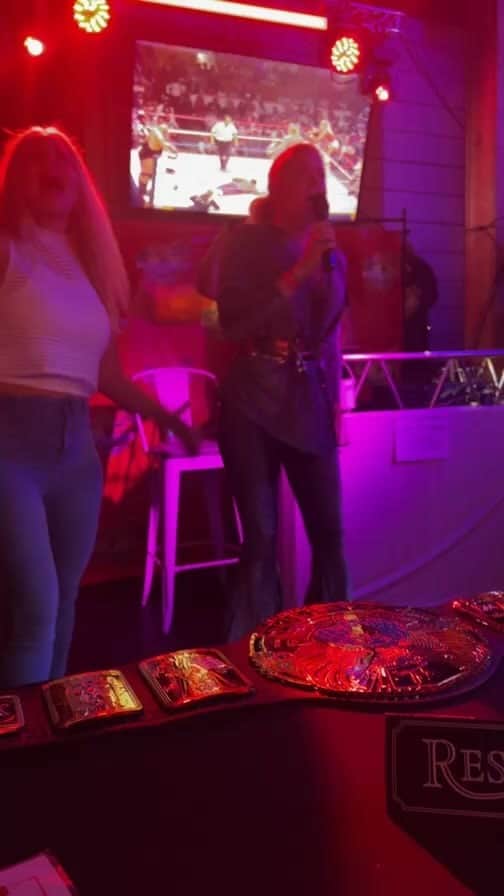 ハルク・ホーガンのインスタグラム：「It’s getting crazy at #hoganshangout #clearwaterbeach」