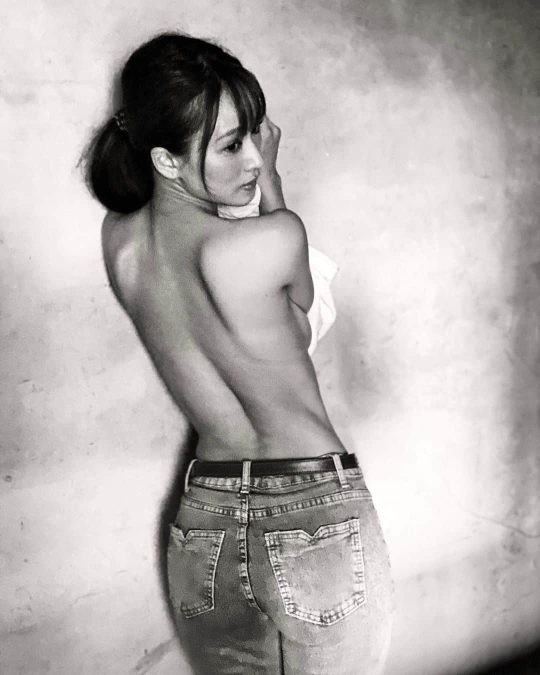 フミカさんのインスタグラム写真 - (フミカInstagram)「. . お気に入りのバックショット♪ 　 モノクロ写真はクールに見えるので やっぱ好きですねー✴︎˖° 　 　 #フミカ#グラビア#女優#actress #モノクロ#白黒」11月15日 12時55分 - fu_mi_ka_516