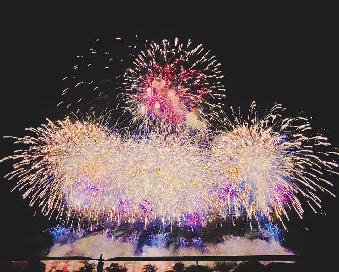 林田岬優さんのインスタグラム写真 - (林田岬優Instagram)「この前観た秋の花火大会。 すごい迫力。夏に見る花火と違って新鮮でした。少しの時間だったけど行けて良かった。✨🍁  #土浦花火大会」11月15日 13時03分 - miyu_hayashida