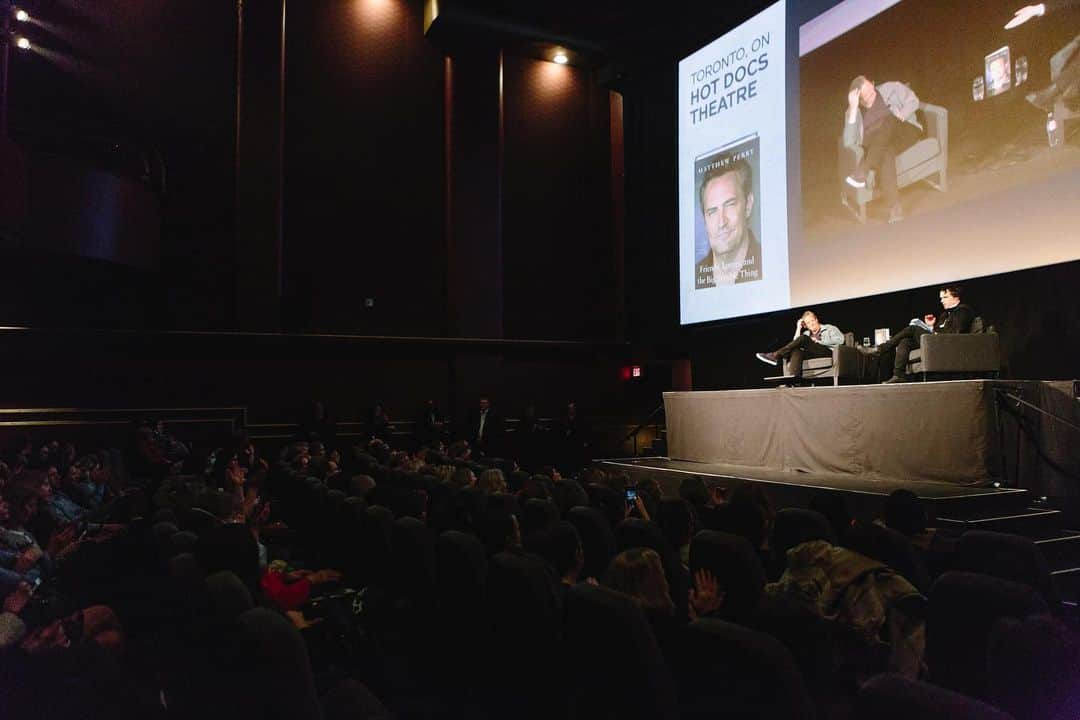 マシュー・ペリーさんのインスタグラム写真 - (マシュー・ペリーInstagram)「Oh Canada, how I’ve missed you! So nice being back to my home country to share a glimpse of my story with you all. To all of you who have come out to listen to me speak about my journey at @hotdocs_ - it means the world, thank you. #friendsloverbook」11月15日 5時14分 - mattyperry4