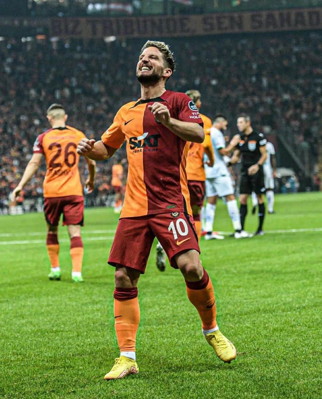 ドリース・メルテンスのインスタグラム：「My first months at this beautiful club have been amazing. I couldn’t have wished for a better welcome. The fans and the atmosphere in the stadium are indescribable. See you soon! ❤️💛」