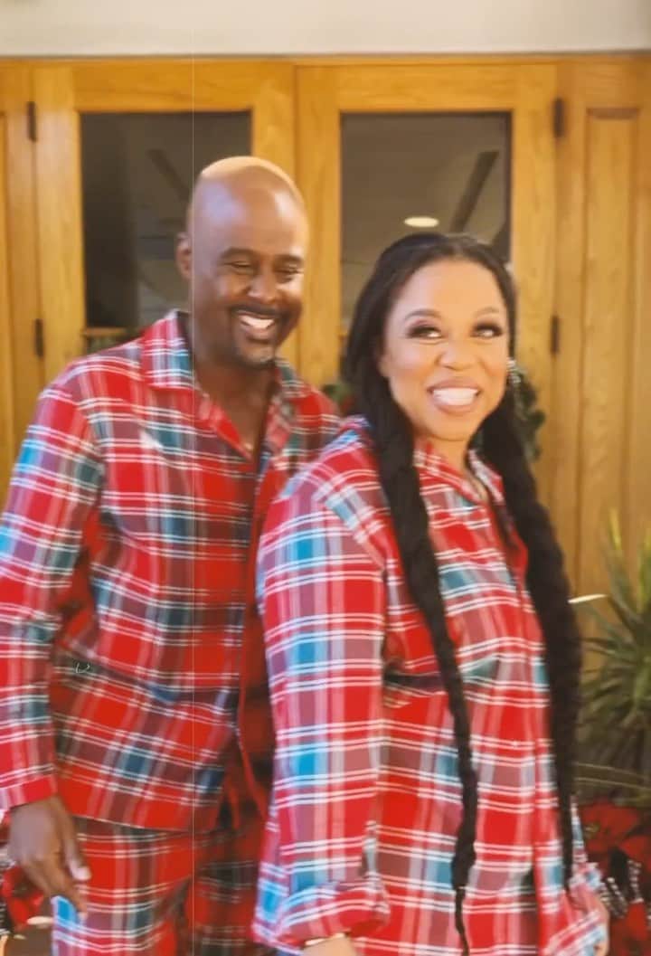 カミラ・マーシャルのインスタグラム：「WEEEEEEEEE’RRRREEEE BAAAAAAACK! The BLACK Donny & Marie are back with HOLIDAZE HARMONY 13!!! with THREE SHOWS. December 20,21,22 at the @garrymarshalltheatre  This week through November 20….There’s a BOGO CODE…. Buy one get one HALF OFF…  CODE: BOGO50   Run don’t WALK…LINK IN BIO」