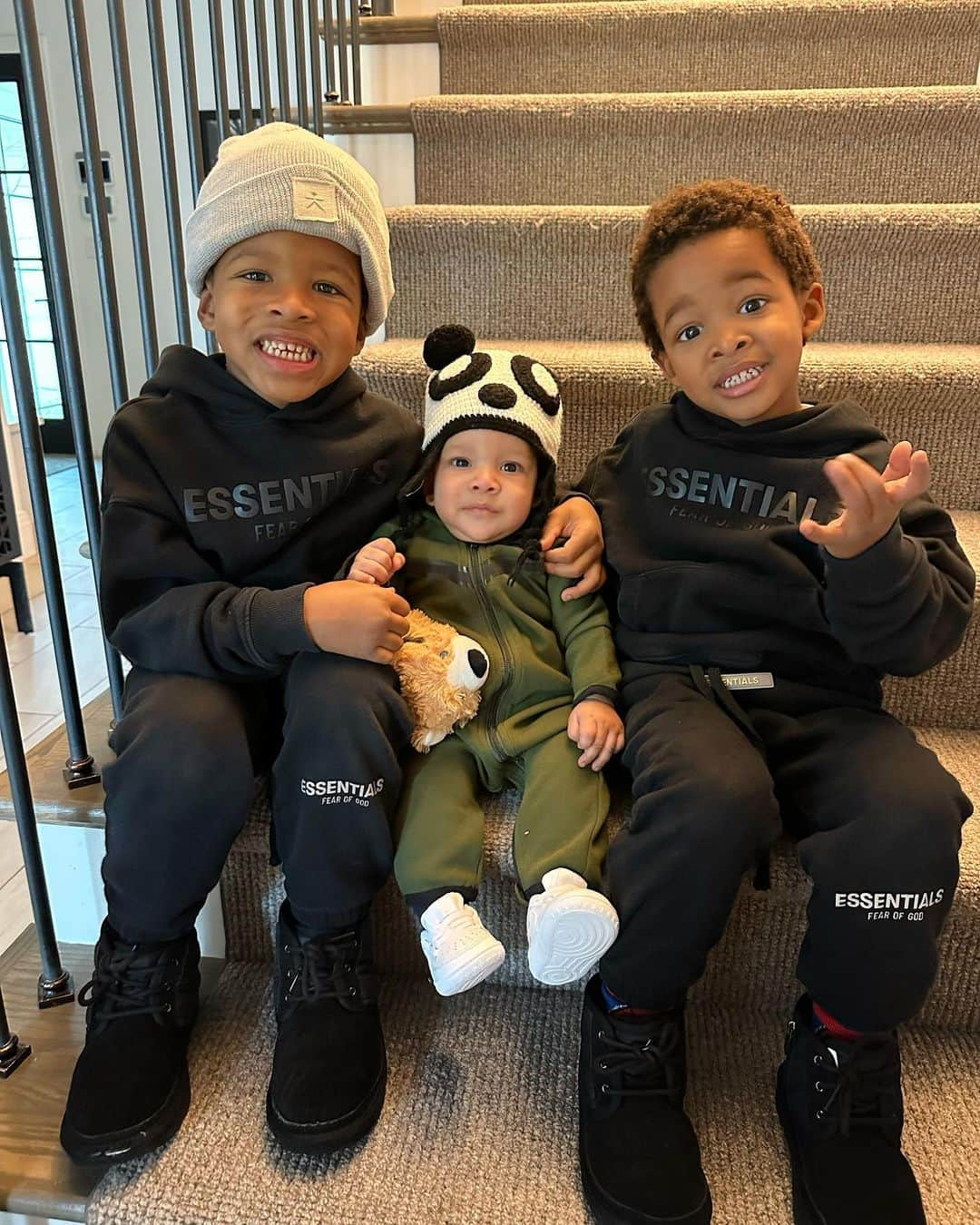 ブラッドリー・ビールのインスタグラム：「My entire world. My boys🫶🏽  @bealboys3」