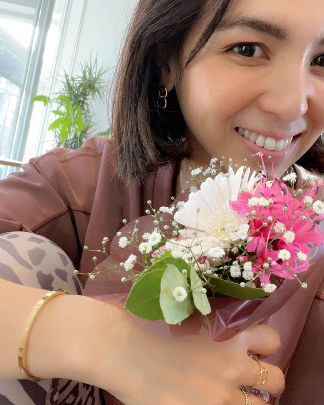 鈴木サチのインスタグラム：「. 昨日無事に誕生日を迎えました🎂 . (もう何歳か忘れた😅) . お客様からお花をいただいたり、家族にお祝いしてもらったり、"1ヶ月チャレンジ"メンバーからもたくさんのお祝いのメッセージをもらいました💕 . ある時からなぜか誕生日って少し憂鬱で、こっそり1人で過ごすのが好きになったんだけど、やっぱりお祝いしてもらうと嬉しいね😊💕 . お昼にスタジオ近くにあるマッタホーンのプリン🍮を買って、自分へのご褒美💕 . 仕事終わって家帰ったら、パパがマッターホーンのケーキを買って来てくれてた💕💕 . 私は甘いのが得意じゃないから、チーズケーキにしてくれて、これがまたすごい美味しくて😍😍 . . 誕生日に「おめでとう」じゃなくて、「ありがとう」ってすごく嬉しいね❤️❤️ . . #ママ #ママモデル #モデル #4児ママ #20221114 #mybirthday」