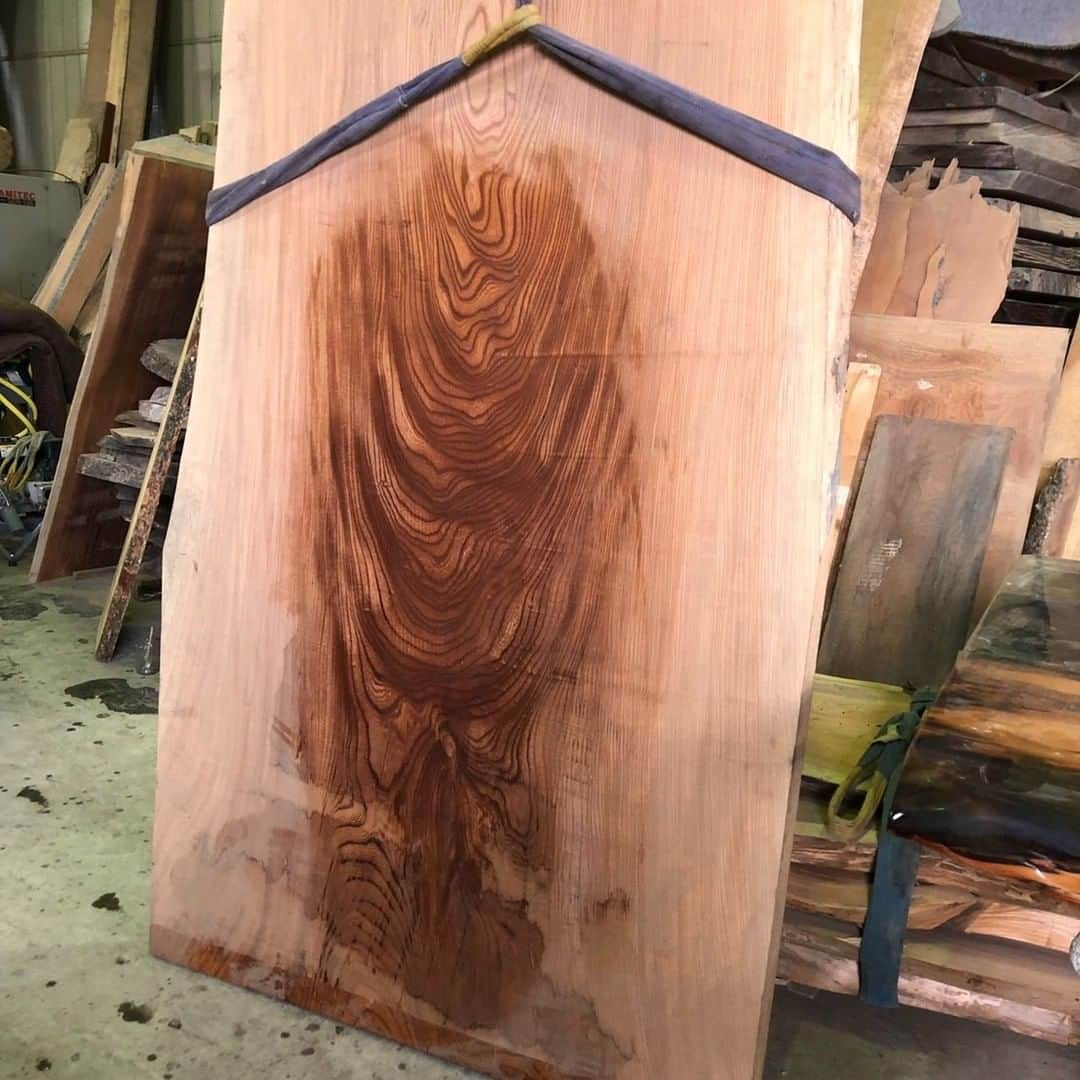 木楽木工房さんのインスタグラム写真 - (木楽木工房Instagram)「たいへん大きな欅（けやき）から切り出された一枚板です。 サイズはなんと、長さが約2000mm、幅が1010mm。7〜8年の乾燥期間を経ています。とても良い状態で倉庫に保管されていました。  原板の状態でのお買い上げでしたが、加工をすると間違いなく良いテーブルができると確信できる板でした。  原板の写真もぜひご覧ください。  ウォールナットのイス5脚もお買い上げいただきました。すばらしく豪華なテーブルセットです。  #卸#欅#問屋#けやき#一枚板#一枚板テーブル#デスク#ダイニングテーブル#安い#耳#座卓#杢#木のテーブル#天然#家具#インテリア#艶#素材 #職人#技#オーダーメイド#木材 #木#無垢材#森#大木#柏 #木楽木工房#本物#一生もの」11月15日 9時40分 - kiraku.mokkoubo
