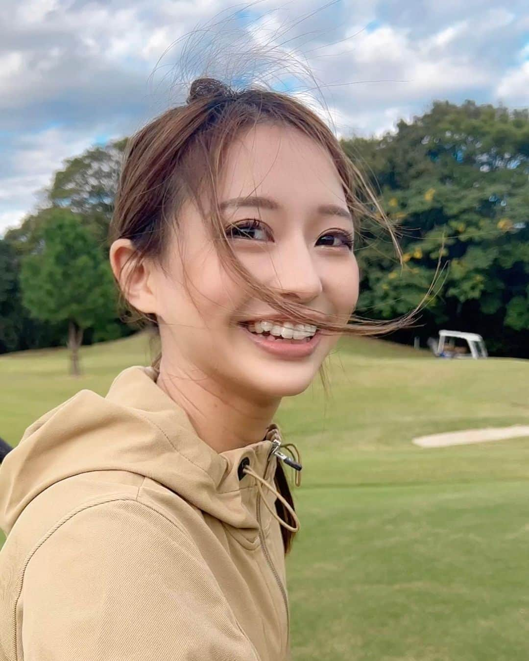 ひちゃんのインスタグラム：「得意の乱れ髪😂💇‍♀️  来週までに新しいゴルフウェア買わないとー⛳️✨  派手なウェア着てほしいってDMも沢山くるから、どんなやつ買うか悩むねー🥺  めっちゃ可愛いウェア見つけた時はDMで教えてー🏌️‍♀️⛳️」