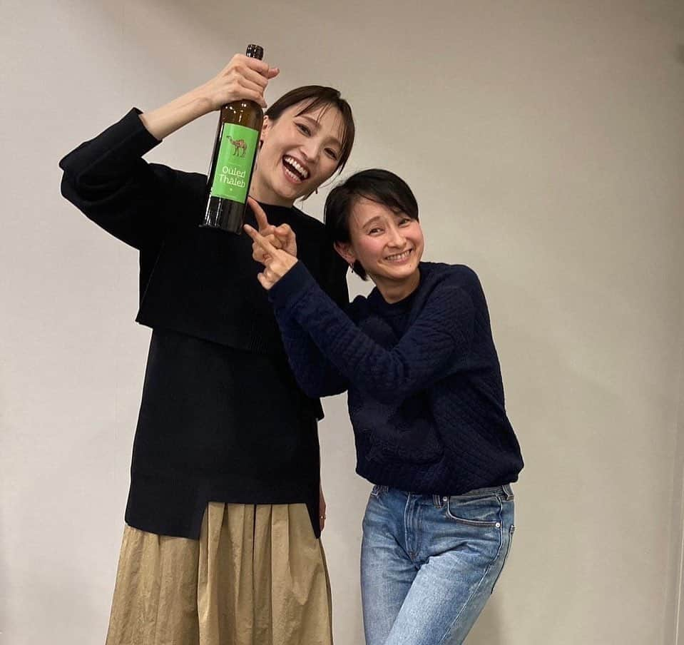 桜一花のインスタグラム：「昨日のだいもん#望海風斗　さんのほろ酔いアワーのラジオお聴きくださいました方ありがとうございました。 本当に段々とちゃんと酔っ払いながらの収録でした。笑。最高やないか。笑。 楽しかったな。 また#Spotify のラジオからも聴けますので、ぜひお聴きくださいませ。  だいもん。 学年は離れてるけど、なんというか、同じ時代を生き抜いた同志。 自分がちゃんと納得できるまでは動かない感じだった。動けないと言った方がいいのかな。 それってなかなかできないから、本当に素敵。  大胆さと繊細さを持ち合わせている人。 そしていつもパワー全開。  まだまだ降りんですな。 #ドリームガールズ も楽しみだい。  黒蜥蜴の芝居の時におささん#春野寿美礼 さんと彩音ちゃん#桜乃彩音 ちゃんの静かなめっちゃ大切なお芝居の時に、そっと入る影ソロを私が与えられていたのだけど、毎日緊張でブルブルしてた時に、いつもまあ君（#朝夏まなと さん）とだいもんが影コーラスのボックスの外の窓からそっと覗いて応援してくれていたのが、めちゃくちゃ心強かったなぁ。ありがたい話だわぁ。  来週のほろ酔いのラジオはそんな2人だから、きっとまた楽しくて、あったかい時間だと思う。 来週もご期待ですな。  #望海風斗 さん #だいもん  #ベネディクト #ナイジェル  #あとルキーニも好きだったな #壬生義士伝 #ヌードルス も好きだなぁ。  #ほろ酔いアワー #来週は #朝夏なまと　さん」