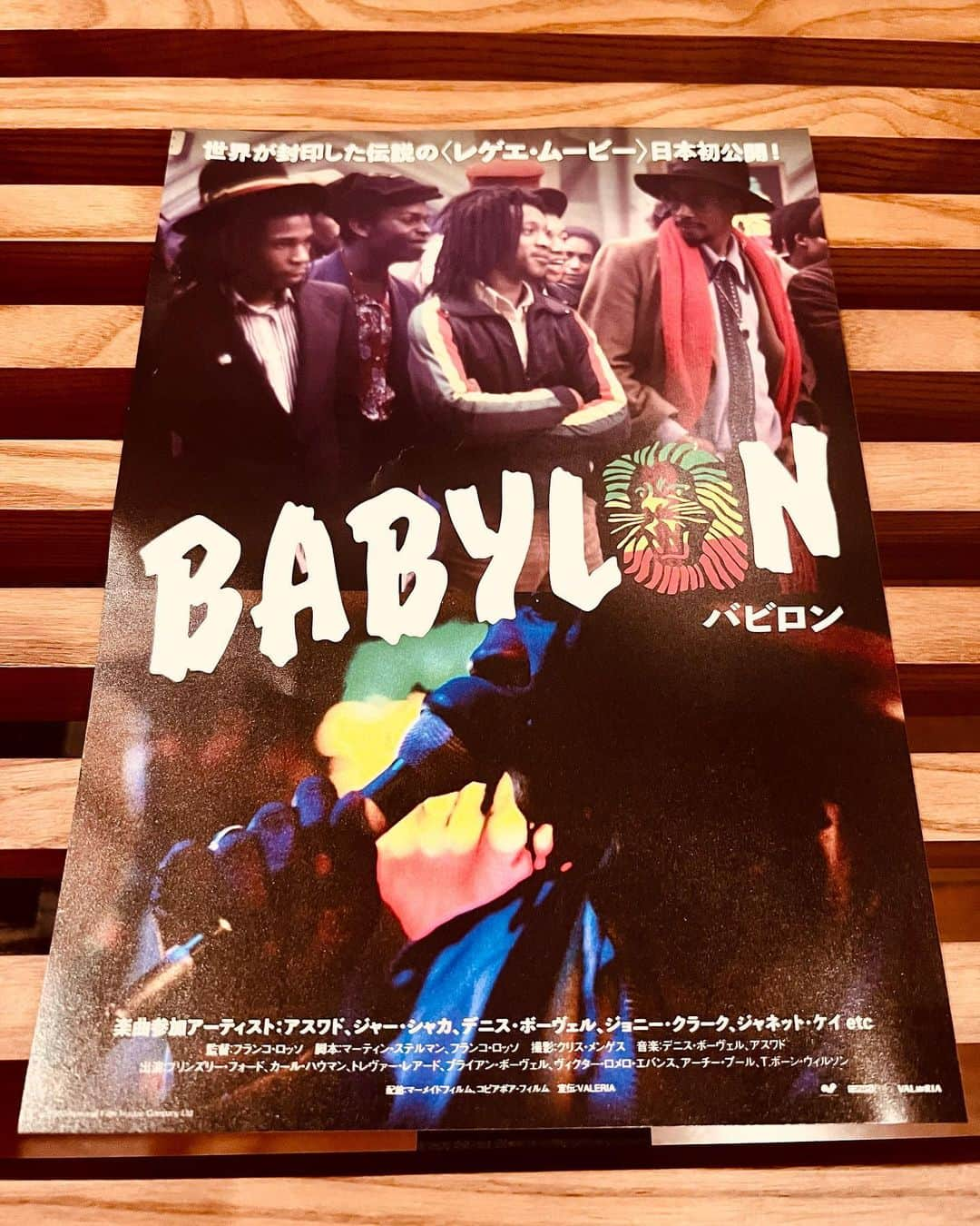 鈴木紗理奈さんのインスタグラム写真 - (鈴木紗理奈Instagram)「昨夜は映画で大号泣。  1980年のロンドンのレゲエカルチャーを描いた映画【バビロン】 レゲエに触れたことある人なら聞き慣れたワード。そもそもレゲエなどで使われるバビロンとは 奴隷制度や強者が弱者から搾取する仕組みを指す時に使うのだけどまさにその背景を描いた映画。  バチバチdopeなレゲエサウンドが終始鳴り響くのはもちろん、それより何より差別と偏見に胸が痛過ぎて後半涙が止まらず。 知りたい歴史、考えたい事が世界には まだまだ山のようにあると思ったらワクワクもした。 舞台となったロンドンのブリクストン、今の様子を見たくなったから次回の渡英で時間あったら行ってくる。  日本でレゲエがブームになった時、聞いてた人はもう30代以上だと思うので大人になった今、社会勉強という角度も含めて是非みて欲しい‼︎ 東京は吉祥寺のUP LINKでやってます。  #babylon」11月15日 11時04分 - munehirovoice