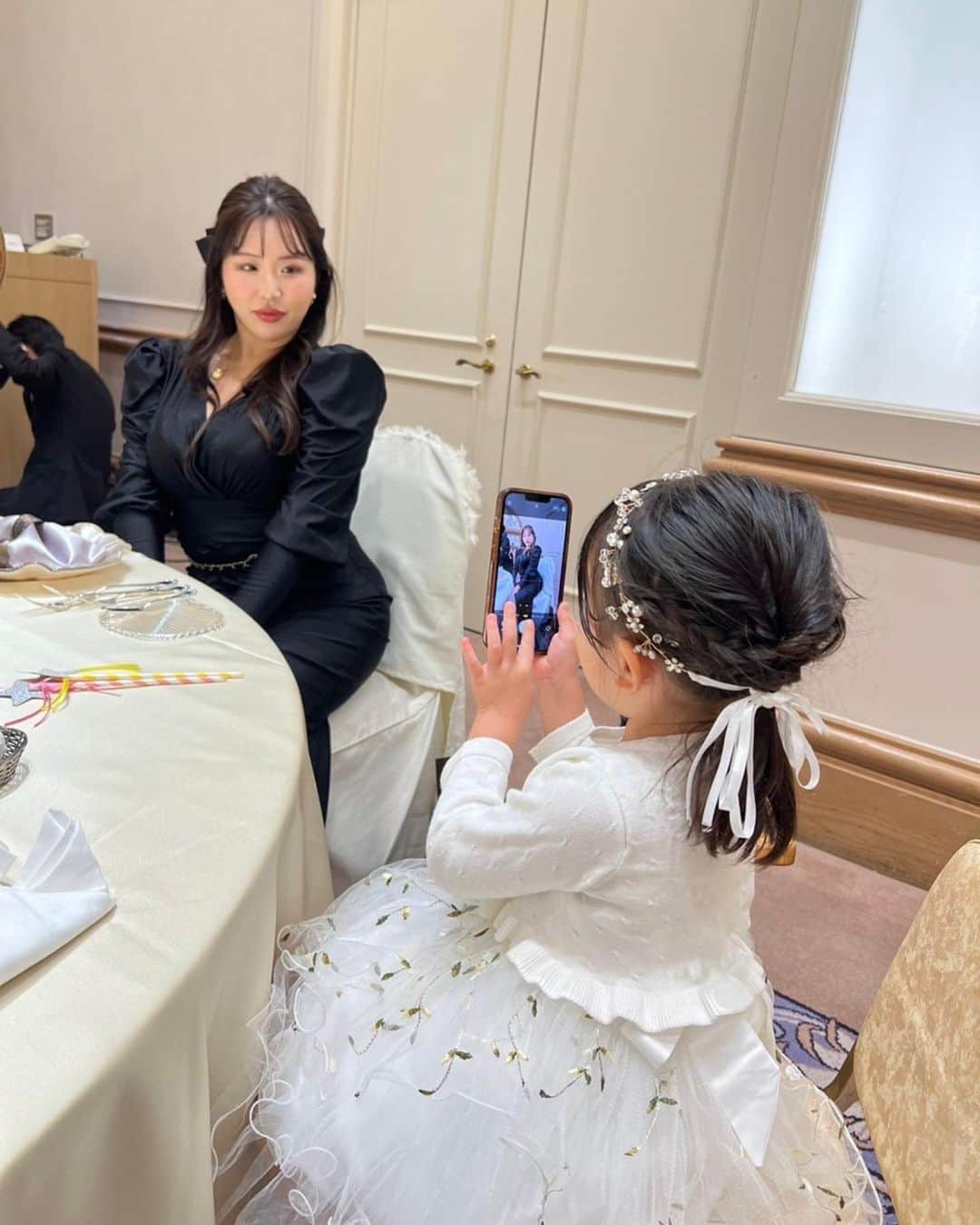 神宮 若奈さんのインスタグラム写真 - (神宮 若奈Instagram)「👰🏻‍♀️💐🥂💕 　　 リングガールしてくれて 式にほぼ家族として参加してくれてありがとう💍 　　 　　 撮影してくれた写真は最後にww #第一ホテル東京 #結婚式 #リングガール  #ほぼ家族 #挙式 #ブラックコーデ」10月22日 19時35分 - jinguwakana
