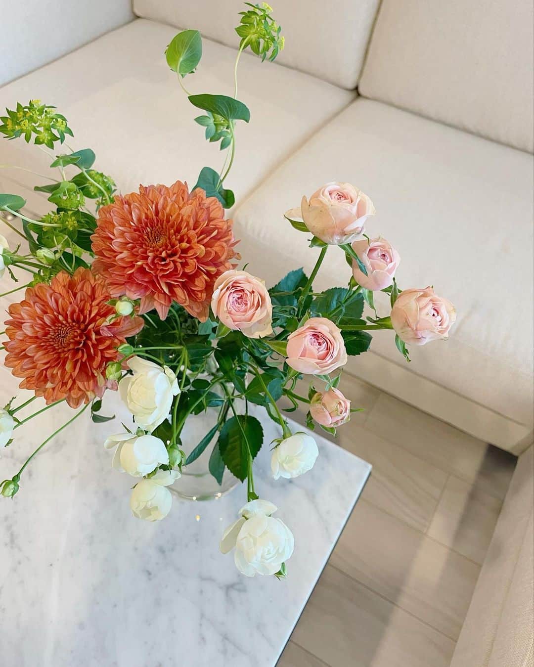 ハンナミのインスタグラム：「#마이홈 #이번주의꽃 💐  寒くなってきたから kashwereでブランケットも買ってきた 🛋🍃」