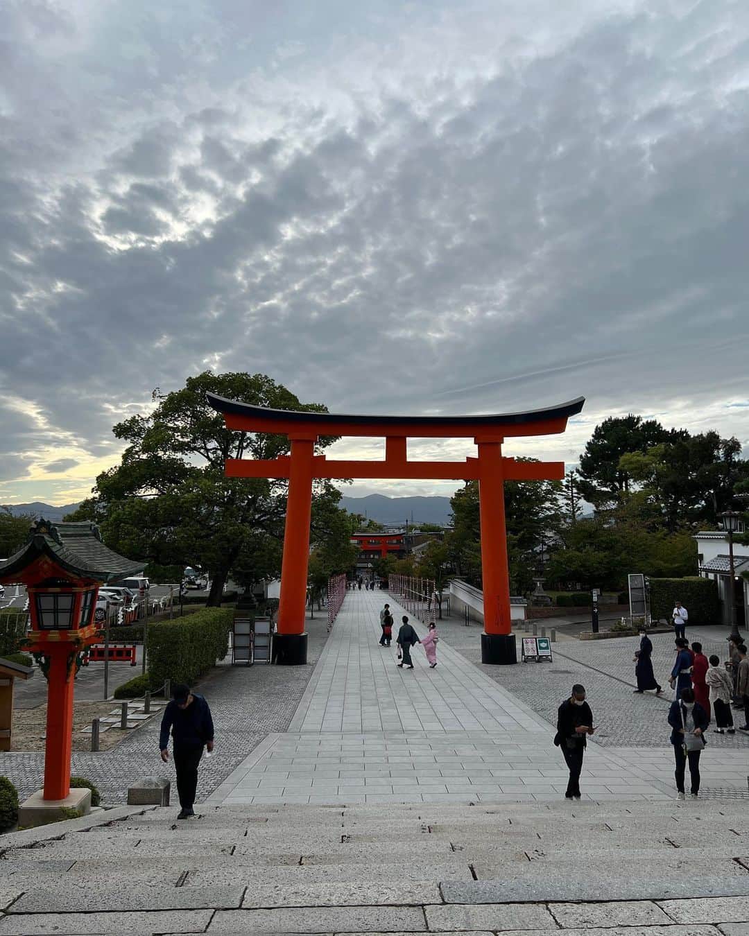 杉本有美さんのインスタグラム写真 - (杉本有美Instagram)「京都旅行の写真まだまだあります😆🍁  今までは清水寺に行くのが定番でしたが、ふと気になって行ってみたかった　京都　伏見稲荷大社へ。  父は膝が悪いので、いつも階段をあまり使わないようにしていて、大丈夫かなと心配しましたが、  有美と一緒じゃなかったらこのチョイスはなかった、連れてきてくれてありがとうと😊  両親と一緒に行けて嬉しかったです🦋🫧  #京都　#京都旅行 #京都伏見稲荷 #伏見稲荷大社」10月22日 19時53分 - sugimotoyumi_official