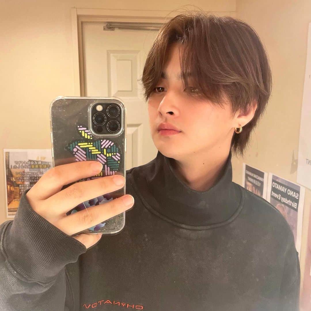 藤村政貴のインスタグラム：「iPhoneの裏側ダサ」